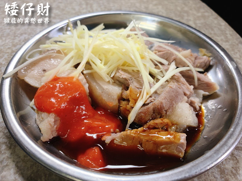 矮仔財滷肉飯｜北投市場內隱藏版美食，號稱台北三大滷肉飯之一，排隊排到天荒地老，食尚玩家推薦！ @猴屁的異想世界