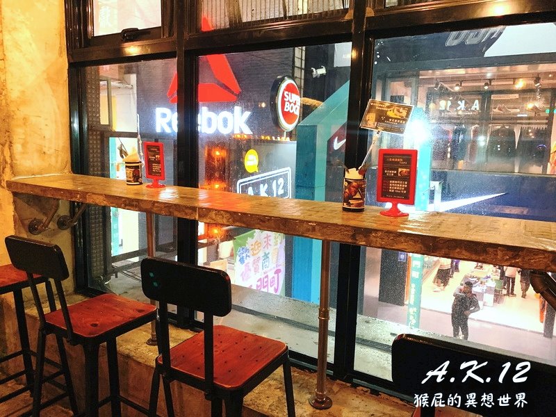 【台北西門】西門町聚餐推薦-A.K.12美式小館！氣氛好、餐點美味、適合聚餐！主打巧克力漢堡、牛排、義大利麵、甜點！寵物友善餐廳！捷運西門站！(西門町美式餐廳推薦、西門町慶生餐廳、西門町美食) @猴屁的異想世界