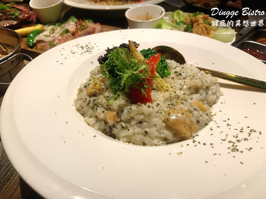 【新北永和】永和餐酒館推薦-定格餐酒DinggeBistro！中永和聊天聚餐的好地方！營業到半夜可以吃宵夜！近捷運永安市場站！（中永和美食、中永和餐廳、永安市場站巷弄美食、聖誕節交換禮物餐廳） @猴屁的異想世界