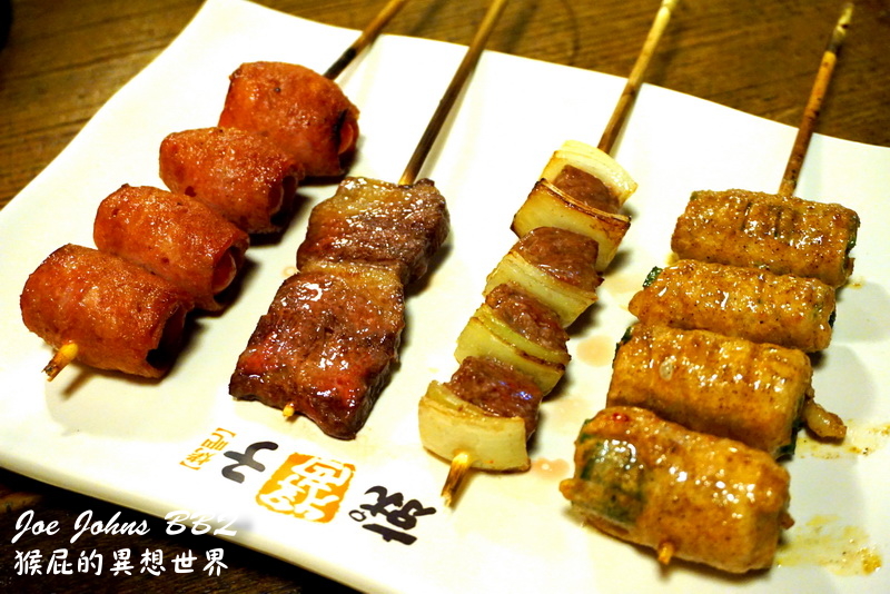 【新北永和】平價串燒推薦-就醬子烤吧Joe Johns BBQ(永和永貞店)！中永和平價燒烤居酒屋，喝酒聚餐的好地方！小學生桌椅懷舊風！(永和美食推薦、永和聚餐推薦) @猴屁的異想世界