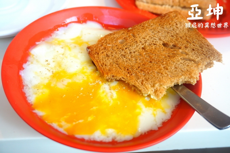 亞坤咖椰吐司｜新加坡必吃早餐，一早就吃2顆生雞蛋還滿猛的，新加坡必買伴手禮咖椰醬 @猴屁的異想世界