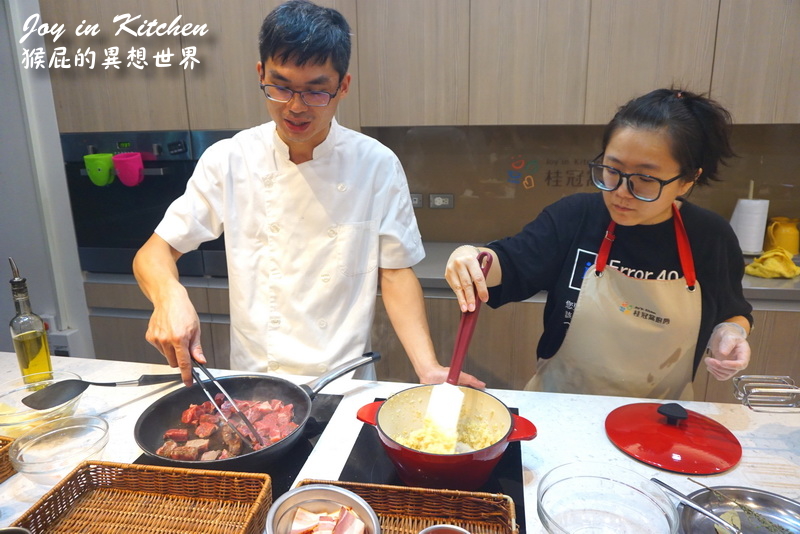 【師大美食】德國啤酒美食季－桂冠窩廚房 Joy&#8217; in Kitchen！師大夜市旁！捷運台電大樓站5號出口！台北烹飪體驗好好玩！我會做啤酒燉牛肉了！（親子廚房課程台北、台北料理教室、親子料理教室、親子廚房推薦） @猴屁的異想世界