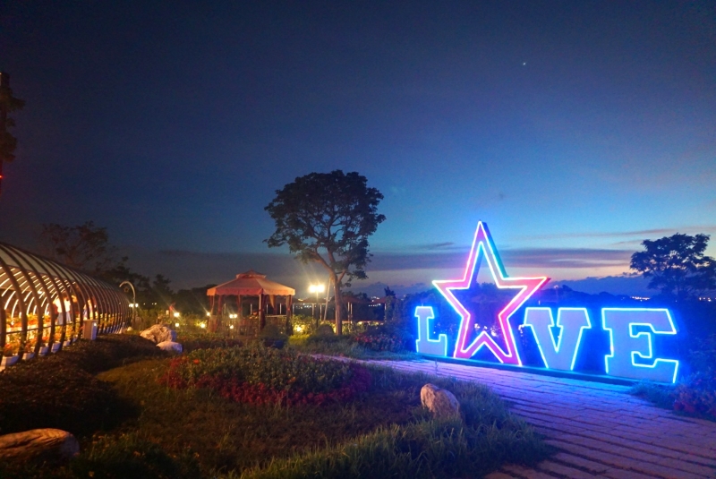 【桃園必遊景點】桃園一日遊行程規劃！總花費詳細清單！桃園新夜景！桃園吃到飽推薦！桃園美食餐廳推薦！(村民食堂廚窗港點、桃園最美圖書館、八德落羽松秘境、觀音草漯沙丘、桃園夜景飛機) @猴屁的異想世界