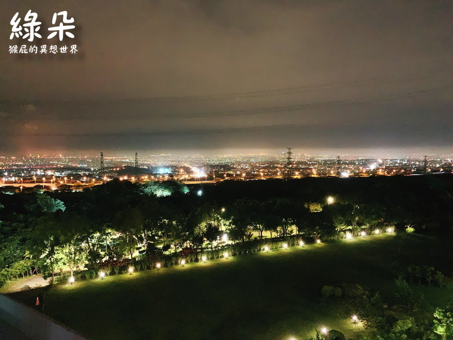 【台中美食】台中夜景餐廳綠朵休閒農場！台中絕美景觀餐廳，百萬夜景越夜越美麗，意外的餐點很好吃！有停車場！ @猴屁的異想世界