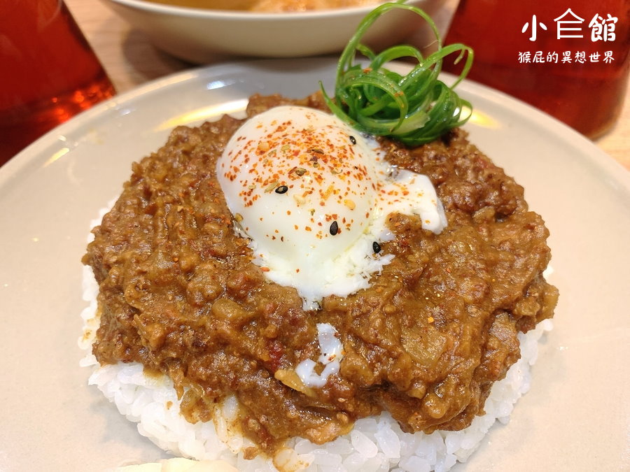 小仺館｜師大超邪惡半熟蛋乾咖哩，日式咖哩濃郁好吃，台北咖哩飯推薦、師大美食 @猴屁的異想世界