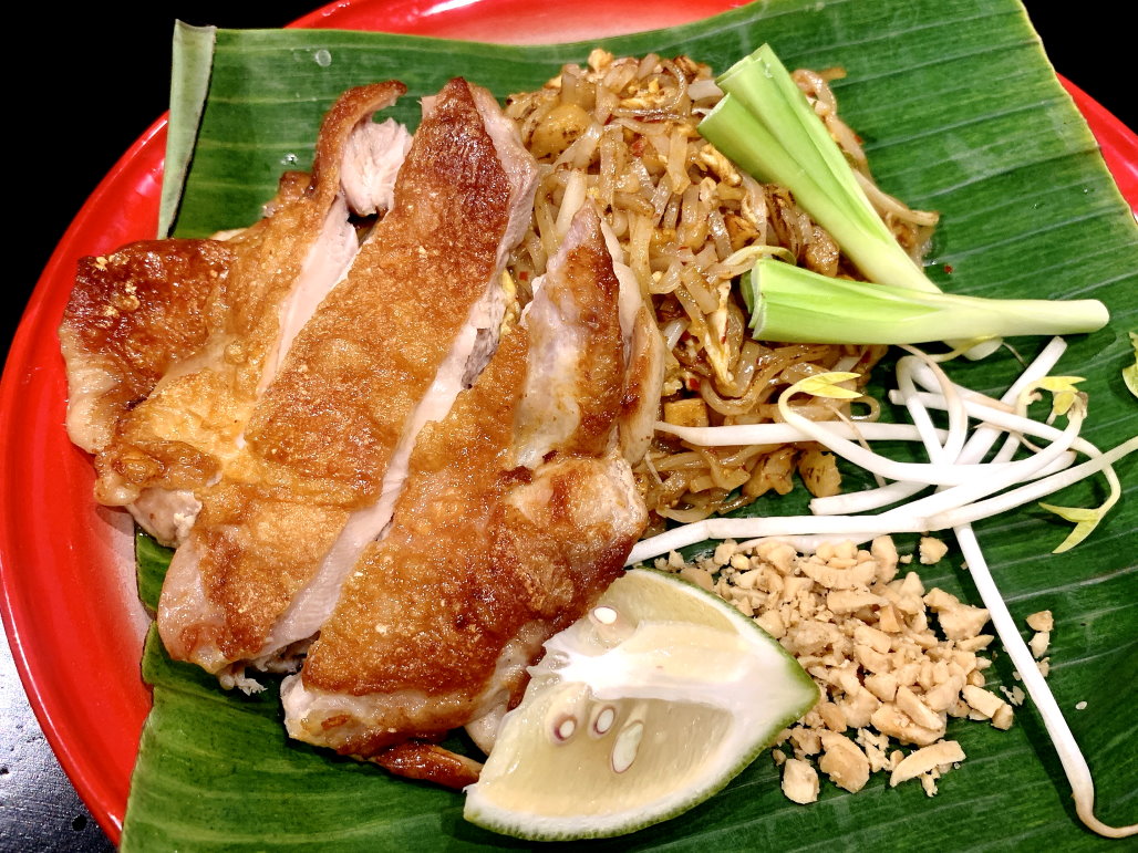 高雄令人驚豔的平價泰式料理：帕泰Pad Thai，一個人也可以吃泰式料理！大推雞排炒河粉、打拋豬、紅咖哩雞肉飯！