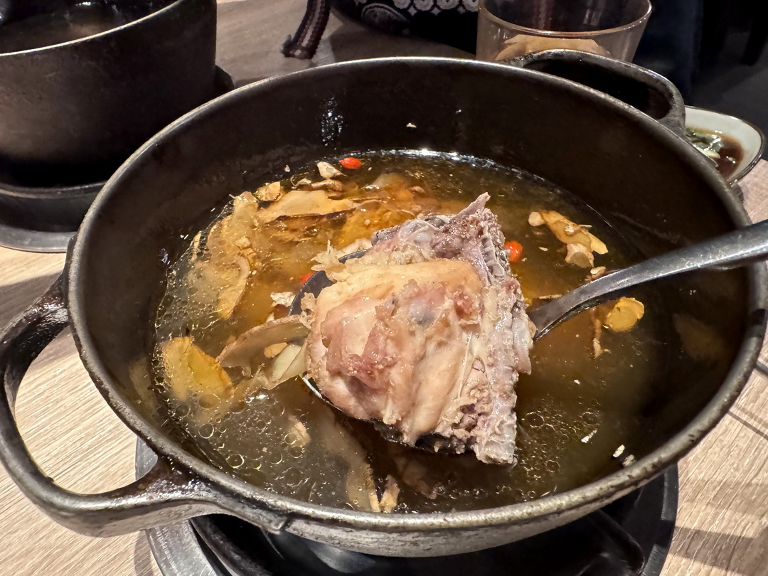 湯棧中清店｜台中平價火鍋推薦，麻油雞鍋、燒酒雞鍋超大份量，營業到凌晨2點 @猴屁的異想世界