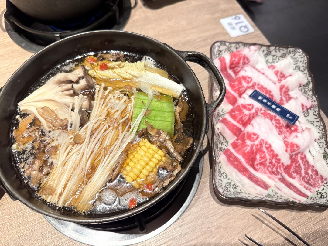 湯棧中清店｜台中平價火鍋推薦，麻油雞鍋、燒酒雞鍋超大份量，營業到凌晨2點 @猴屁的異想世界