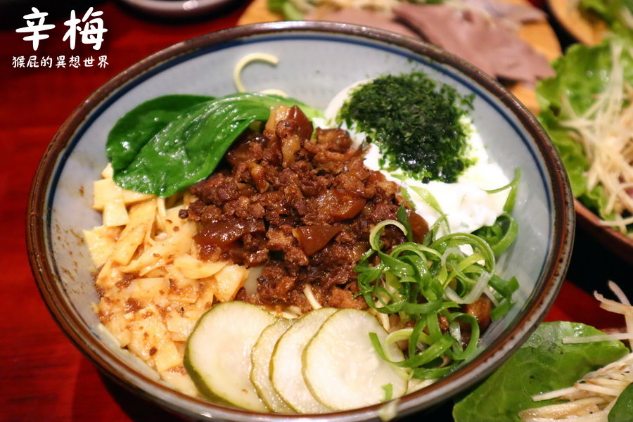 辛梅阿嬤的味道｜桃園平鎮美食滷肉飯跟乾麵都超讚，熔岩溫泉蛋爆漿超誘人，古早味小吃有阿嬤的味道，Google評價4.7顆星 @猴屁的異想世界