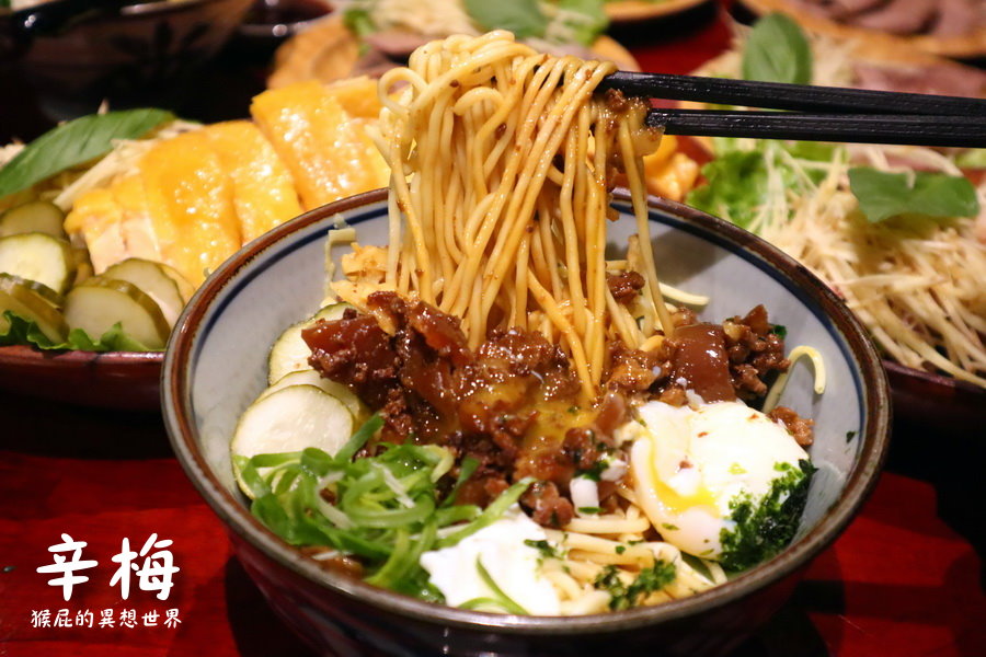 辛梅阿嬤的味道｜桃園平鎮美食滷肉飯跟乾麵都超讚，熔岩溫泉蛋爆漿超誘人，古早味小吃有阿嬤的味道，Google評價4.7顆星 @猴屁的異想世界