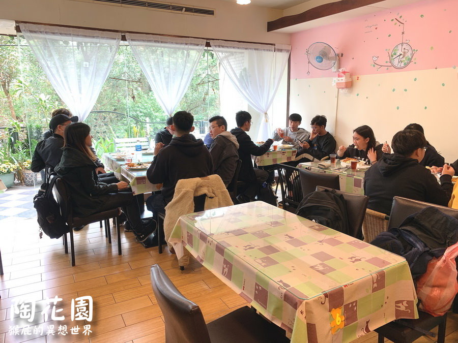 陶花園輔大豬排｜傳說中比臉還大的豬排，新莊輔大514巷美食、捷運輔大站美食 @猴屁的異想世界