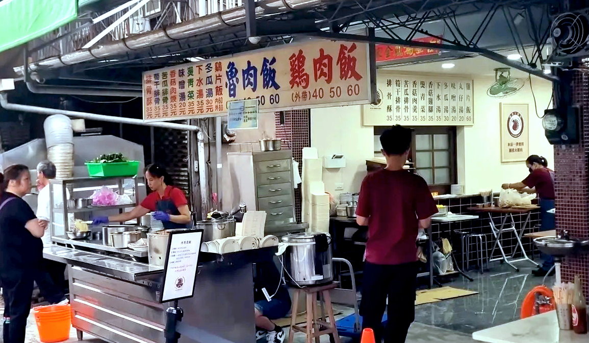 阿溪雞肉飯｜嘉義雞肉飯推薦必吃人氣老店，雞片飯加半熟蛋超銷魂，中午前就賣完 @猴屁的異想世界