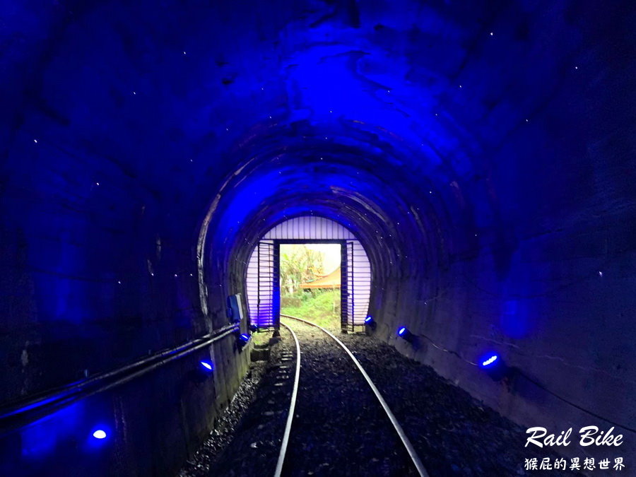 深澳鐵道自行車一日遊｜騎超可愛河豚車穿越浪漫星空隧道，沿路欣賞八斗子海景 @猴屁的異想世界