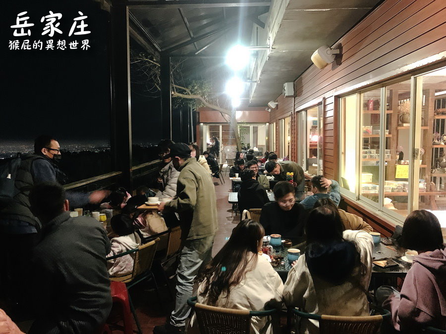 【台中夜景餐廳】岳家庄夜景咖啡廳！多款桌遊免費隨你玩！有免費停車場！(台中不限時咖啡廳、台中百萬夜景) @猴屁的異想世界