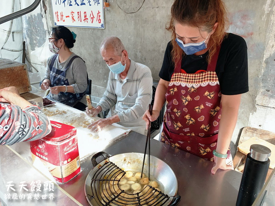 天天饅頭｜台中排隊美食，超人氣小吃紅豆炸饅頭一個5元。第二市場巷弄美食 @猴屁的異想世界