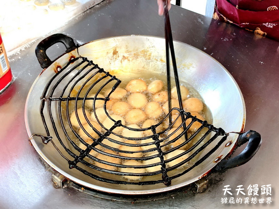 天天饅頭｜台中排隊美食，超人氣小吃紅豆炸饅頭一個5元。第二市場巷弄美食 @猴屁的異想世界