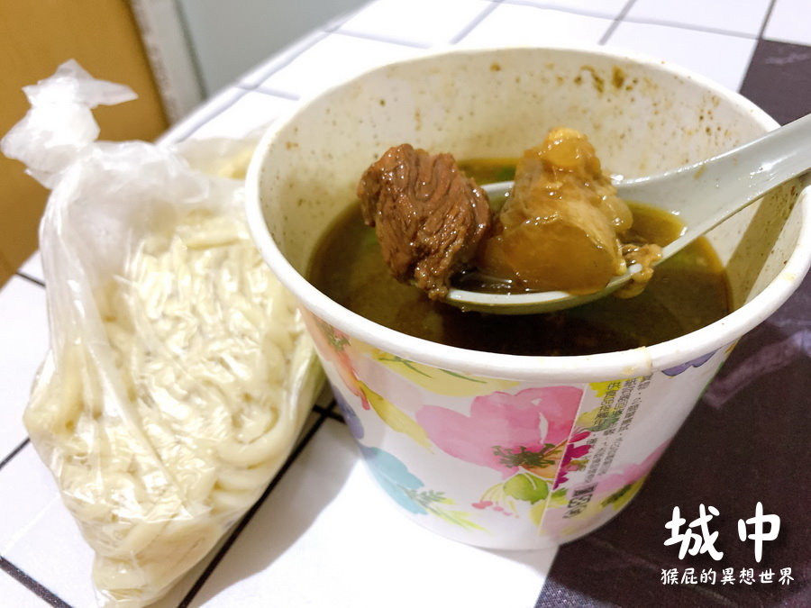 城中老牌牛肉拉麵大王｜台北西門町城中市場隱藏版美食，麻辣牛肉麵超好吃牛肉超嫩，雙醬麵很夠味 @猴屁的異想世界