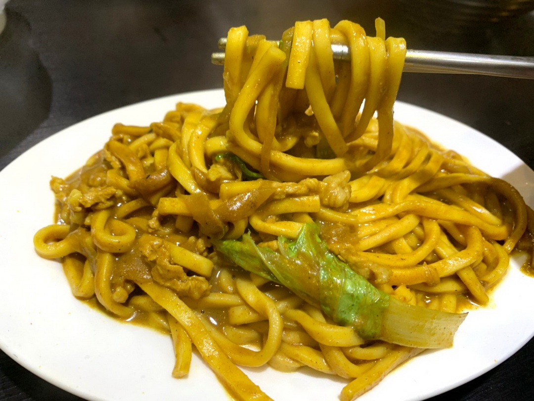 阿華炒麵暖暖店｜不用去基隆廟口夜市排隊，就能吃到基隆超人氣咖哩炒麵，超級濃郁好吃 @猴屁的異想世界
