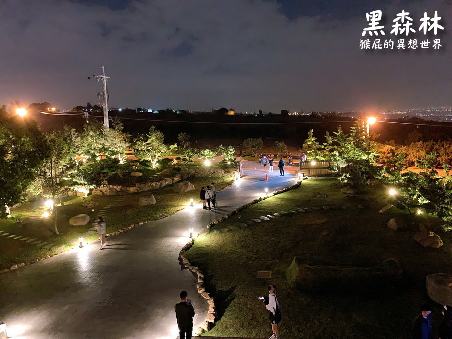 黑森林景觀咖啡｜台中絕美夜景餐廳，九天黑森林旁爆紅夜景咖啡廳，一位難求！ @猴屁的異想世界