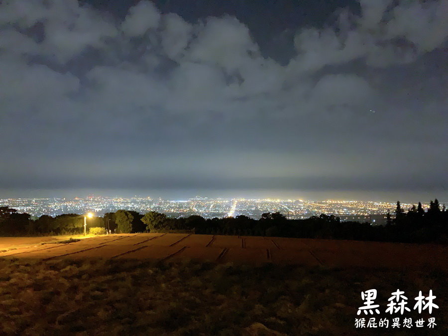 黑森林景觀咖啡｜台中絕美夜景餐廳，九天黑森林旁爆紅夜景咖啡廳，一位難求！ @猴屁的異想世界