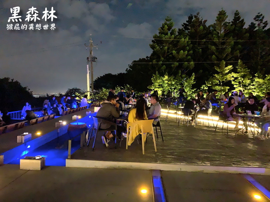 黑森林景觀咖啡｜台中絕美夜景餐廳，九天黑森林旁爆紅夜景咖啡廳，一位難求！ @猴屁的異想世界