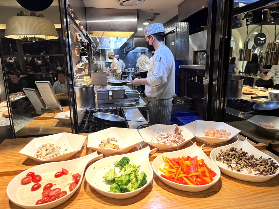 饗食天堂台中大遠百店｜台中吃到飽餐廳推薦，饗食天堂全新改裝，假日有干貝吃到飽 @猴屁的異想世界