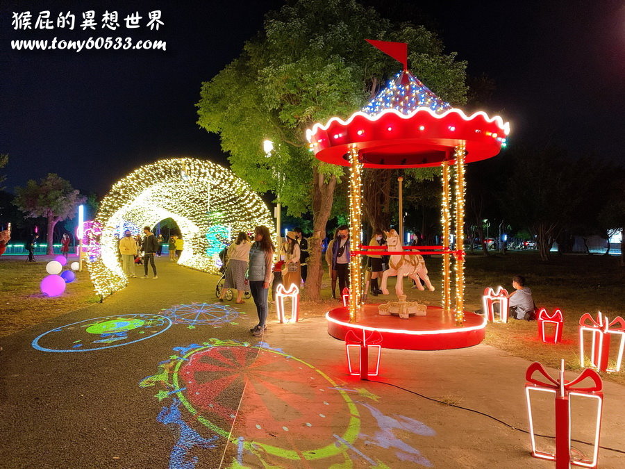 台中聖誕節景點：中央公園聖誕布景2022燈海隧道+紅色旋轉木馬+摩天輪投影燈 @猴屁的異想世界