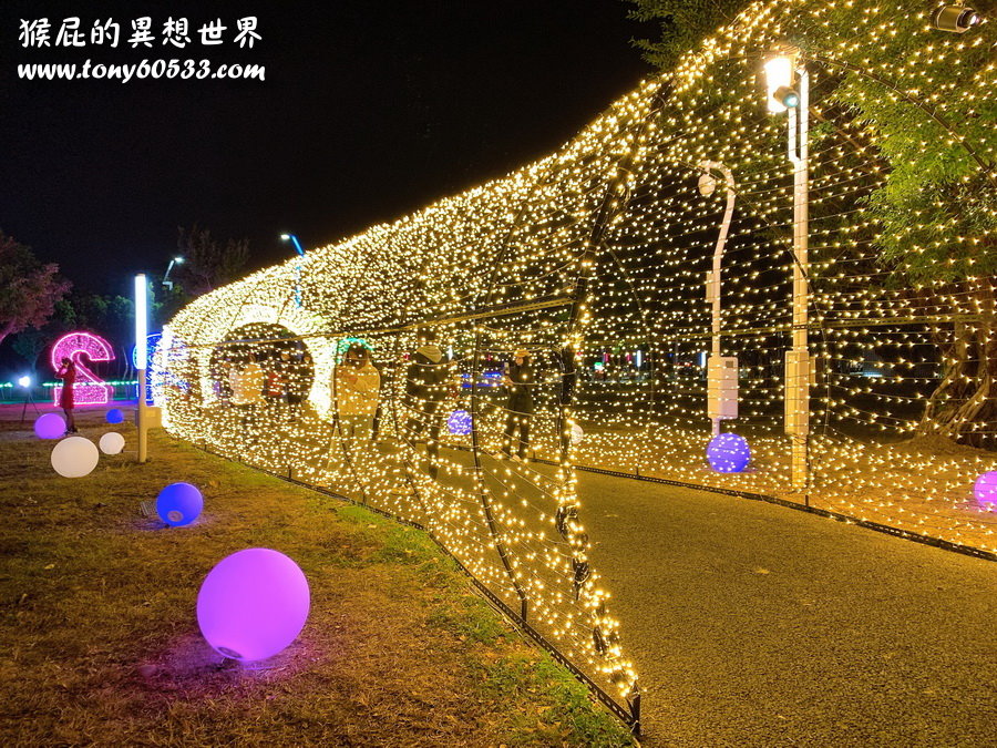 台中聖誕節景點：中央公園聖誕布景2022燈海隧道+紅色旋轉木馬+摩天輪投影燈 @猴屁的異想世界