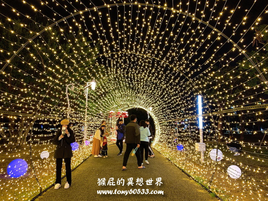 台中聖誕節景點：中央公園聖誕布景2022燈海隧道+紅色旋轉木馬+摩天輪投影燈 @猴屁的異想世界