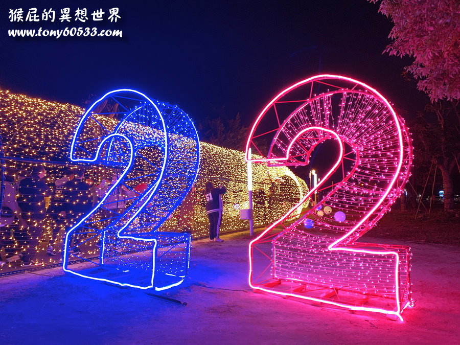 台中聖誕節景點：中央公園聖誕布景2022燈海隧道+紅色旋轉木馬+摩天輪投影燈 @猴屁的異想世界