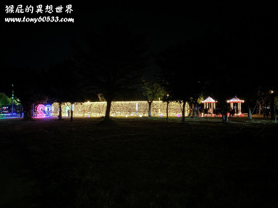 台中聖誕節景點：中央公園聖誕布景2022燈海隧道+紅色旋轉木馬+摩天輪投影燈 @猴屁的異想世界