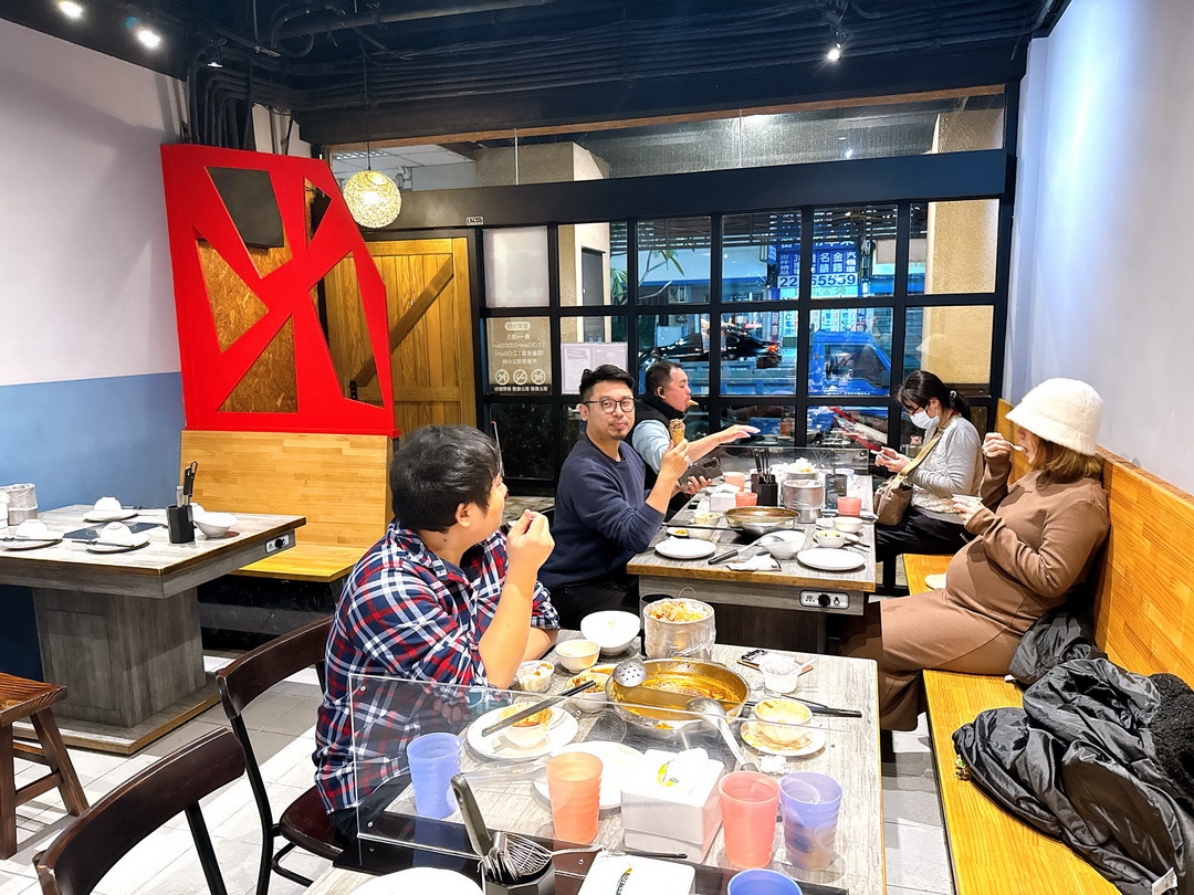 陳師傅麻辣火鍋｜台中麻辣鍋吃到飽老店，麻辣鍋、酸菜白肉鍋吃到飽，近一中街營業到凌晨2點 @猴屁的異想世界