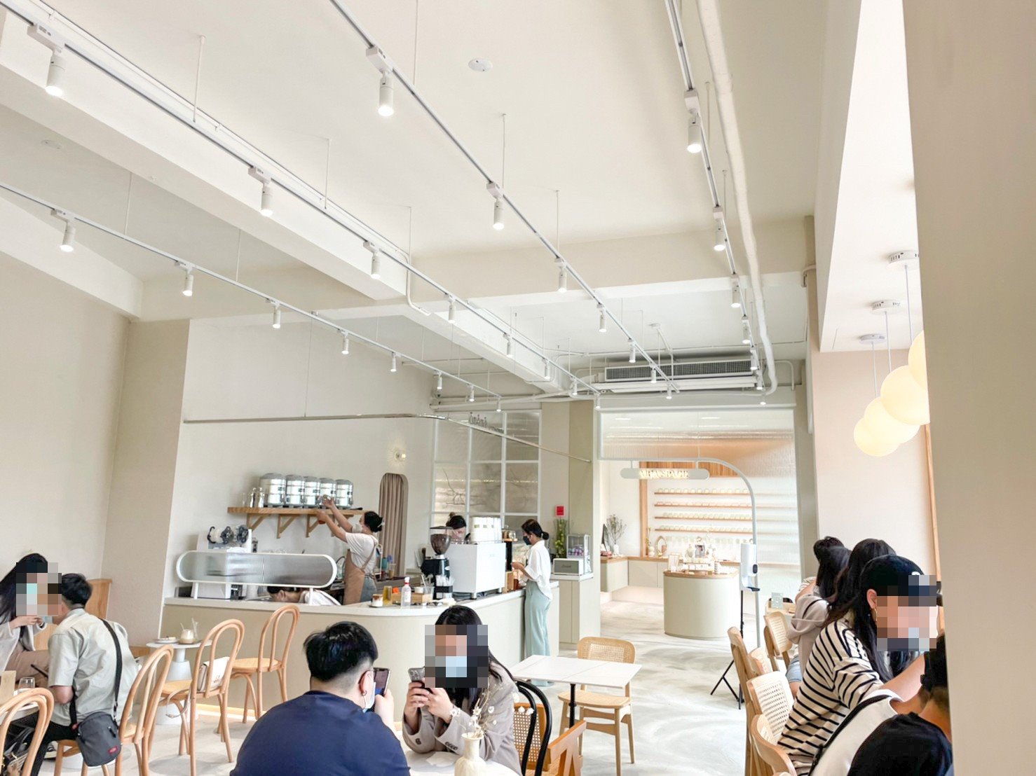 OMOMO韓系飲品咖啡廳｜台中新開幕超美韓系咖啡廳，純白色系超夢幻，鬆餅好吃，結合飾品很特別(中央公園旁) @猴屁的異想世界