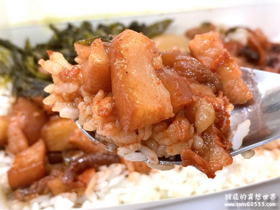 東興市魯肉義｜台中最好吃的滷肉飯，鄉民激推爌肉飯必點，酸菜辣椒加好加滿，營業到凌晨5點 @猴屁的異想世界