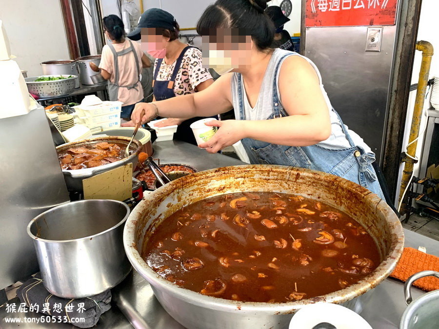 東興市魯肉義｜台中最好吃的滷肉飯，鄉民激推爌肉飯必點，酸菜辣椒加好加滿，營業到凌晨5點 @猴屁的異想世界