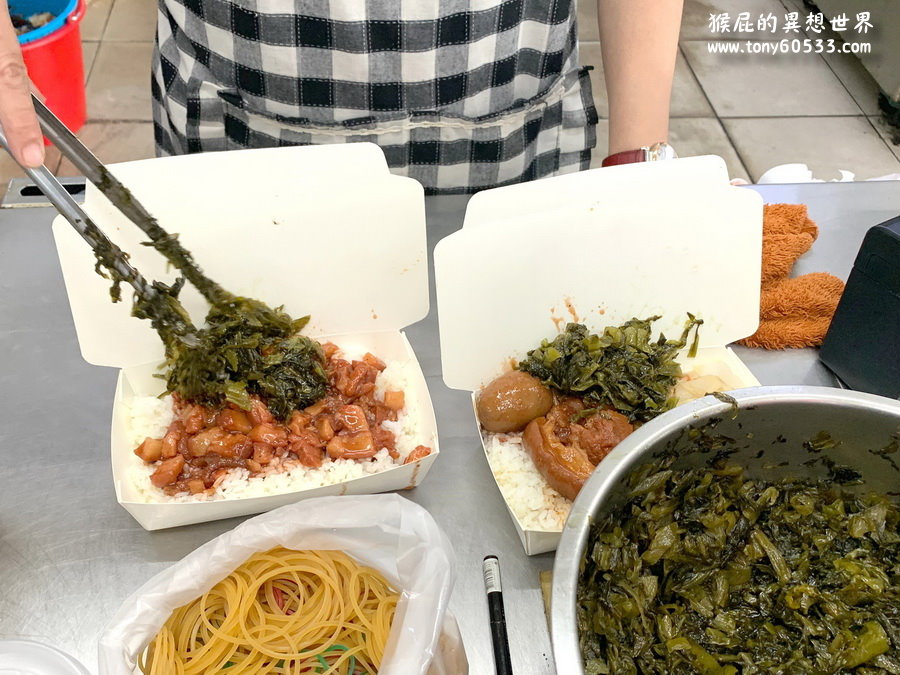 東興市魯肉義｜台中最好吃的滷肉飯，鄉民激推爌肉飯必點，酸菜辣椒加好加滿，營業到凌晨5點 @猴屁的異想世界