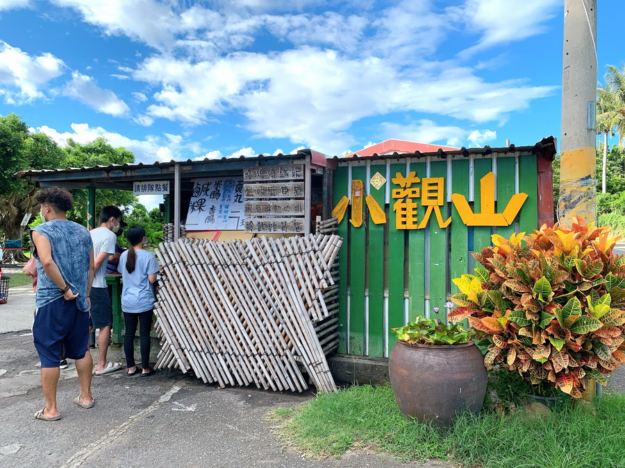 小關山鹹粿｜墾丁必吃美食，吃鹹粿香腸米腸配關東煮湯喝到飽，看夕陽日落無敵海景超浪漫，有超可愛貓咪 @猴屁的異想世界