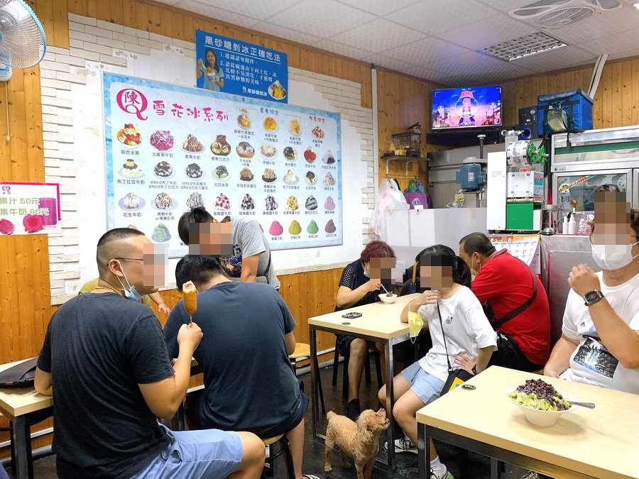 Q陳黑砂糖剉冰｜墾丁恆春夜市旁超好吃冰店，便宜又大碗，芒果冰超夯賣完了，黑糖珍珠牛奶雪花冰好吃 @猴屁的異想世界