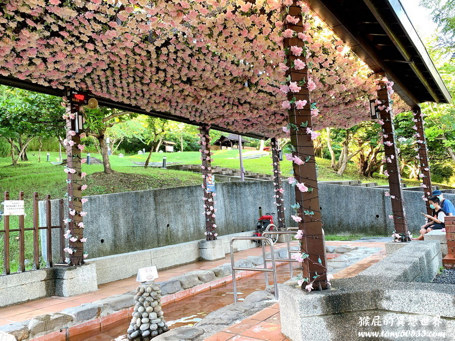 四重溪溫泉公園｜屏東免費泡腳景點，還有日式神社跟公仔可愛又好拍，溫泉季還會有燈海 @猴屁的異想世界