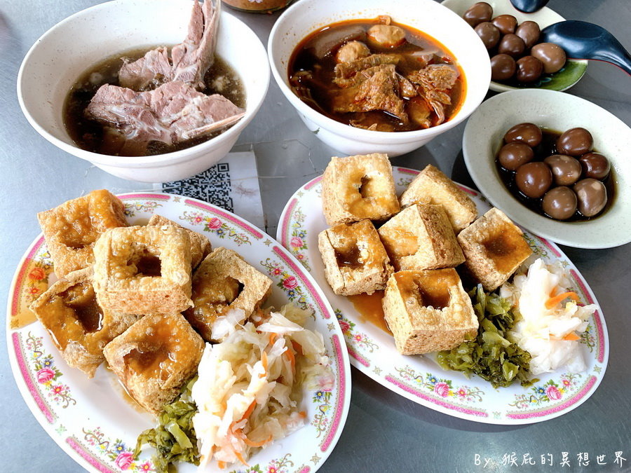 廟口阿嬤臭豆腐｜苗栗通宵超好吃脆皮臭豆腐，台式泡菜跟酸菜超級搭，生意超好大排長龍。考試100分免費送臭豆腐 @猴屁的異想世界