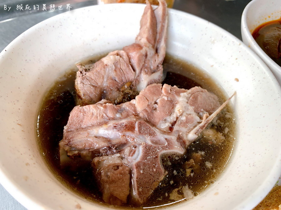 廟口阿嬤臭豆腐｜苗栗通宵超好吃脆皮臭豆腐，台式泡菜跟酸菜超級搭，生意超好大排長龍。考試100分免費送臭豆腐 @猴屁的異想世界