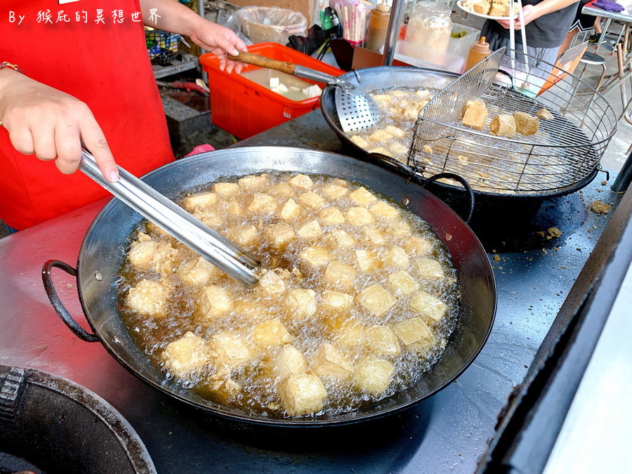 廟口阿嬤臭豆腐｜苗栗通宵超好吃脆皮臭豆腐，台式泡菜跟酸菜超級搭，生意超好大排長龍。考試100分免費送臭豆腐 @猴屁的異想世界