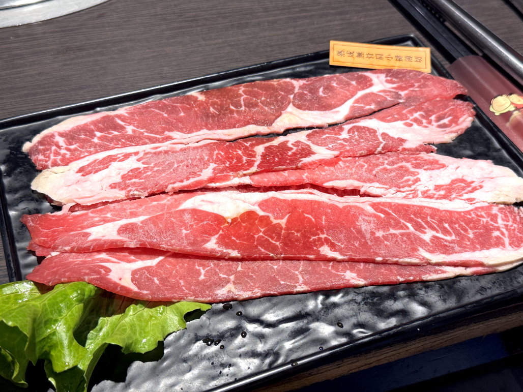 石頭日式炭火燒肉｜台中CP值高燒肉吃到飽，竟然有生魚片吃到飽很強，營業到半夜2點 @猴屁的異想世界