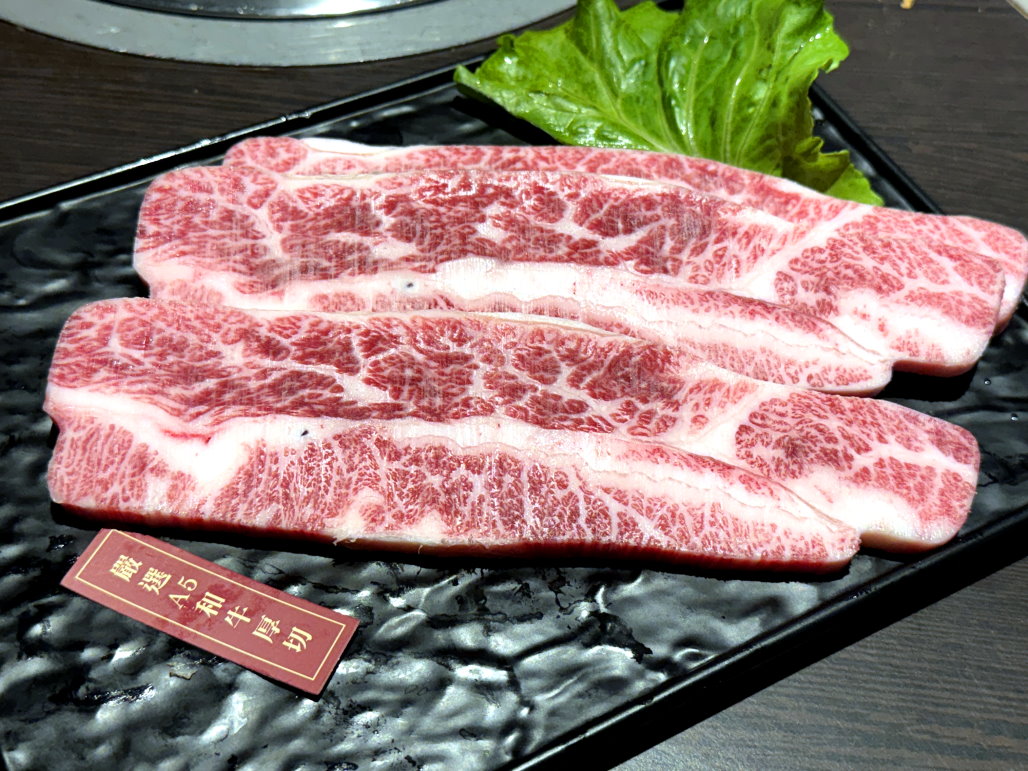 石頭日式炭火燒肉｜台中CP值高燒肉吃到飽，竟然有生魚片吃到飽很強，營業到半夜2點 @猴屁的異想世界