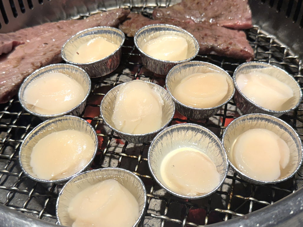 石頭日式炭火燒肉｜台中CP值高燒肉吃到飽，竟然有生魚片吃到飽很強，營業到半夜2點 @猴屁的異想世界