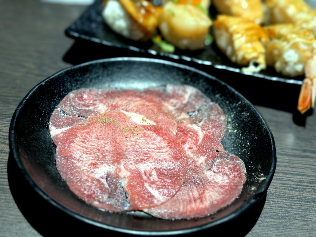 石頭日式炭火燒肉｜台中CP值高燒肉吃到飽，竟然有生魚片吃到飽很強，營業到半夜2點 @猴屁的異想世界