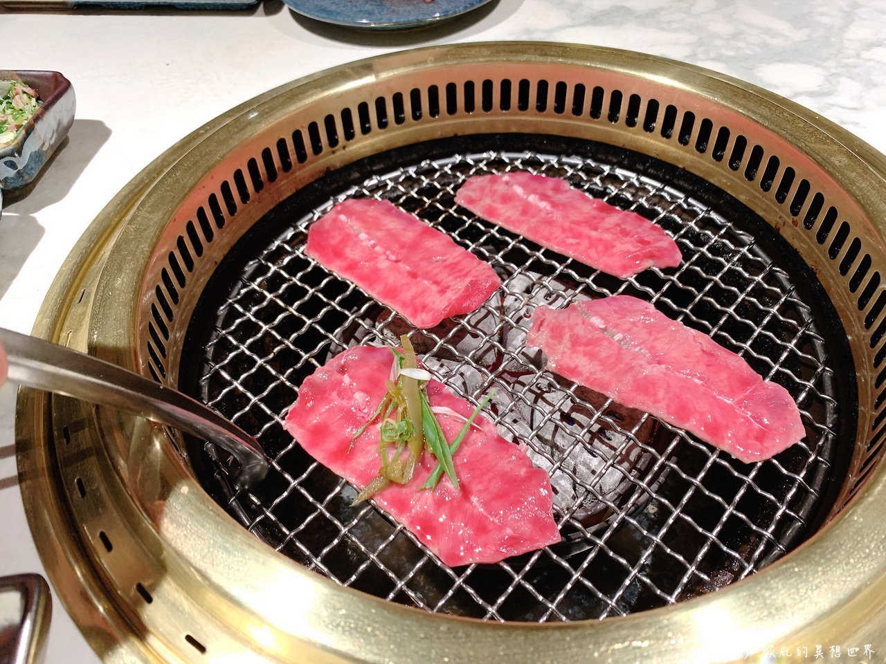 老井燒肉美村店｜台中必吃燒肉，跟屋馬、茶六齊名的高檔燒肉店，GOOGLE破萬則評論4.9分超厲害，當月壽星有畫盤超可愛，台中包廂餐廳(台中燒肉推薦) @猴屁的異想世界