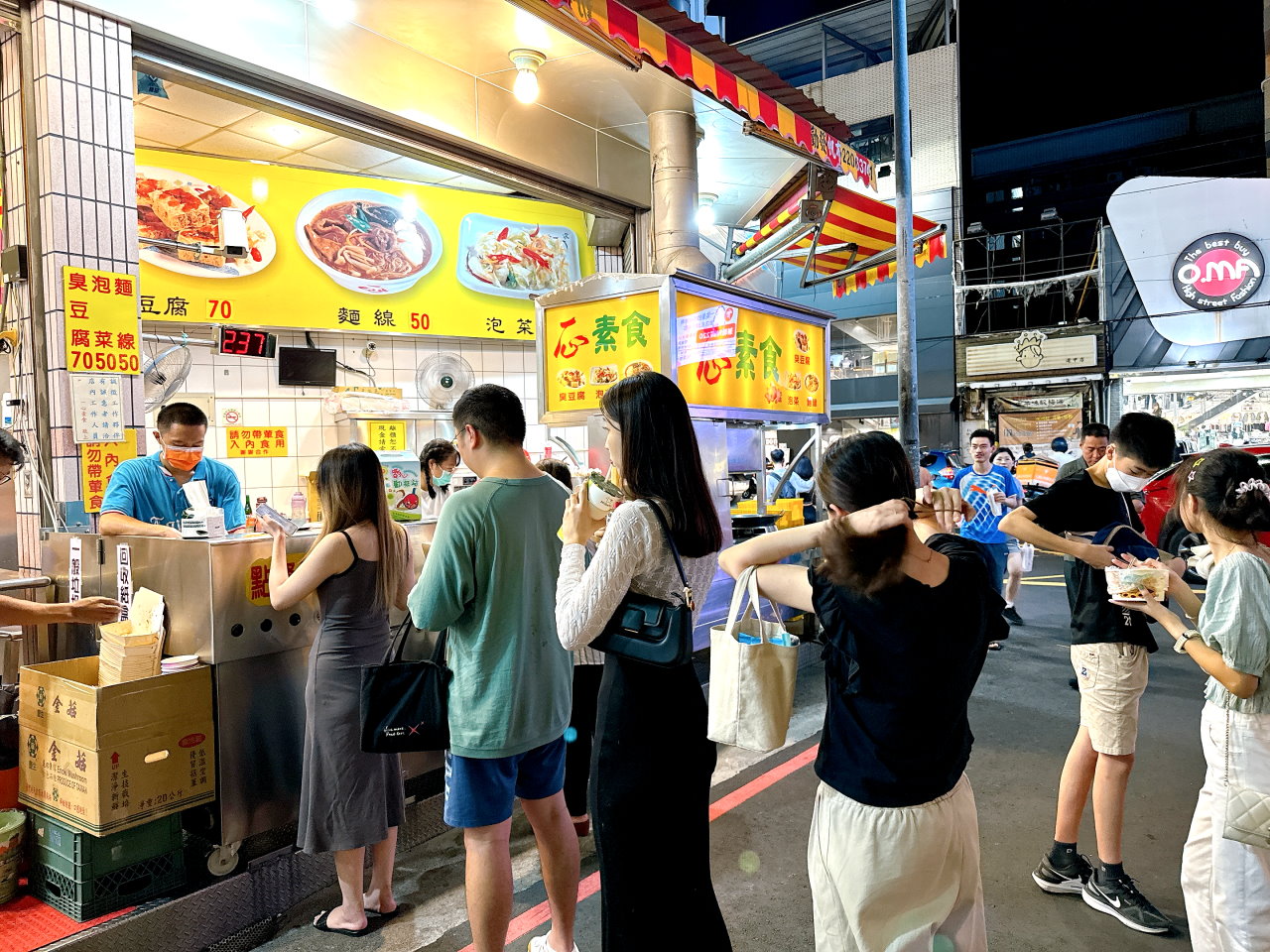 一心臭豆腐｜逢甲夜市必吃美食前10名常勝軍，無時無刻都在排隊生意超好的酥脆臭豆腐 @猴屁的異想世界