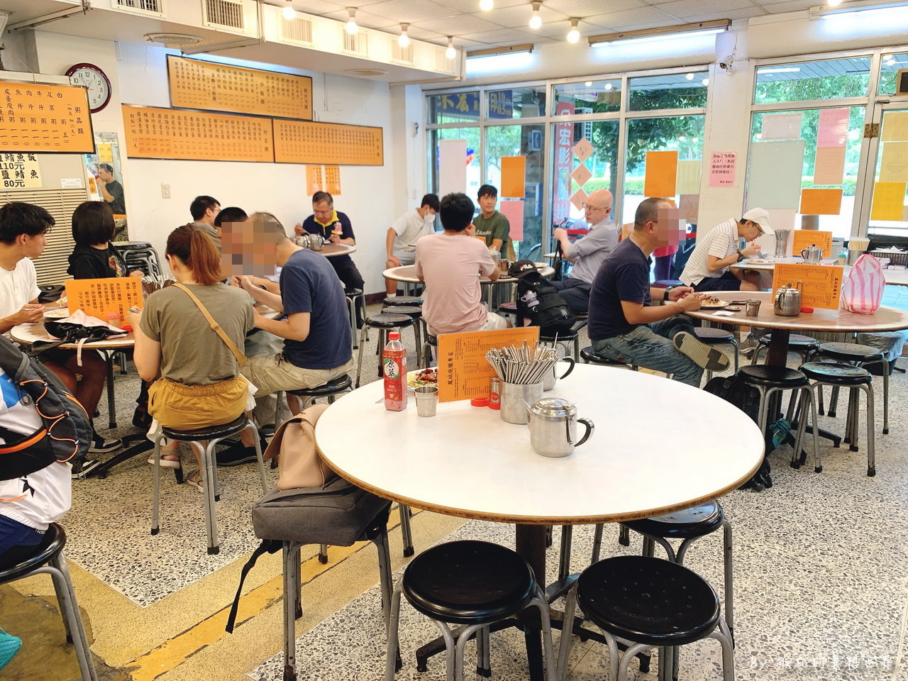 鳳城燒臘公館店｜台北公館必吃美食，超人氣燒臘便當40年老店，化皮燒肉必點，鴨腿超快就賣完 @猴屁的異想世界