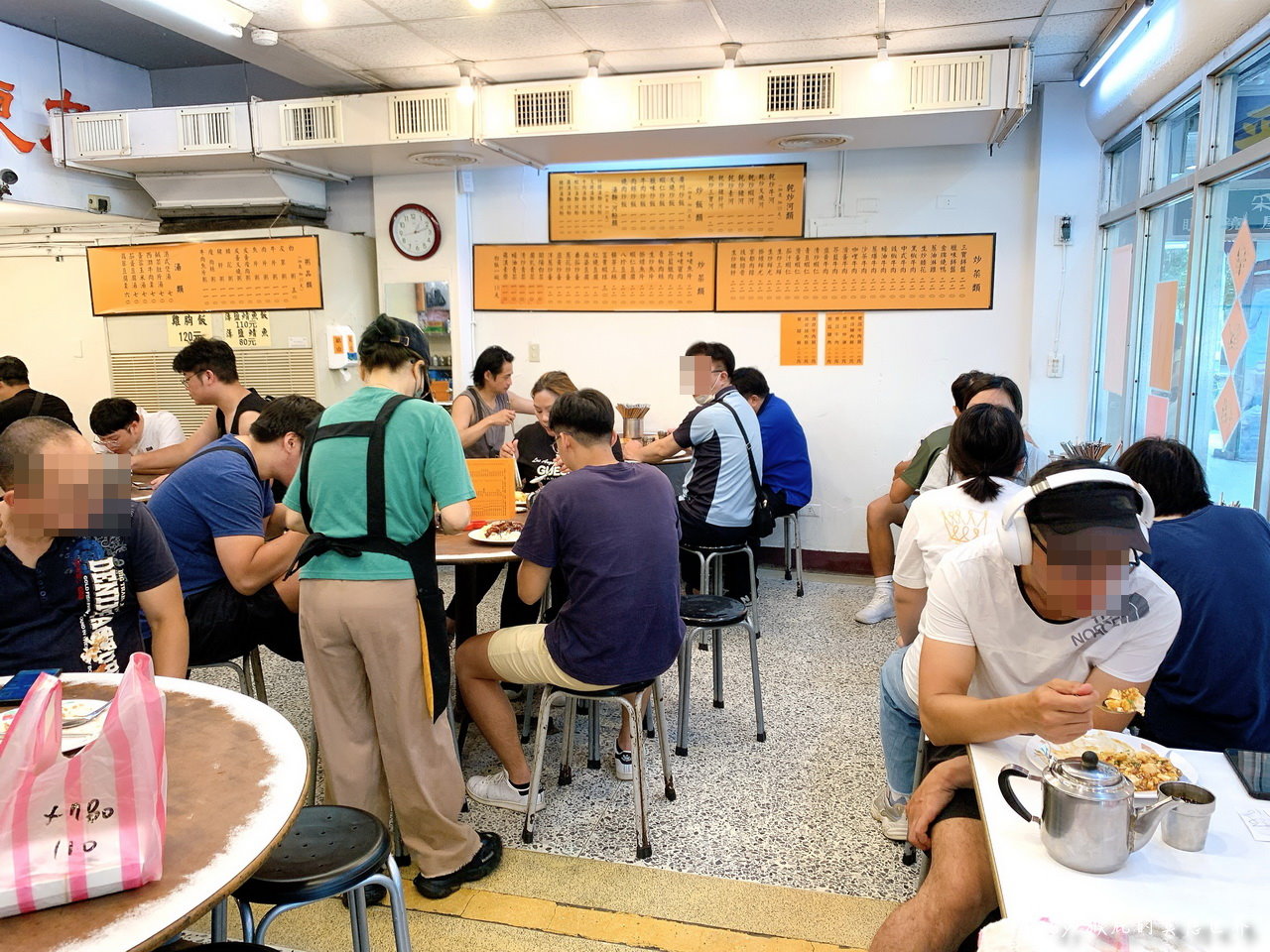 鳳城燒臘公館店｜台北公館必吃美食，超人氣燒臘便當40年老店，化皮燒肉必點，鴨腿超快就賣完 @猴屁的異想世界